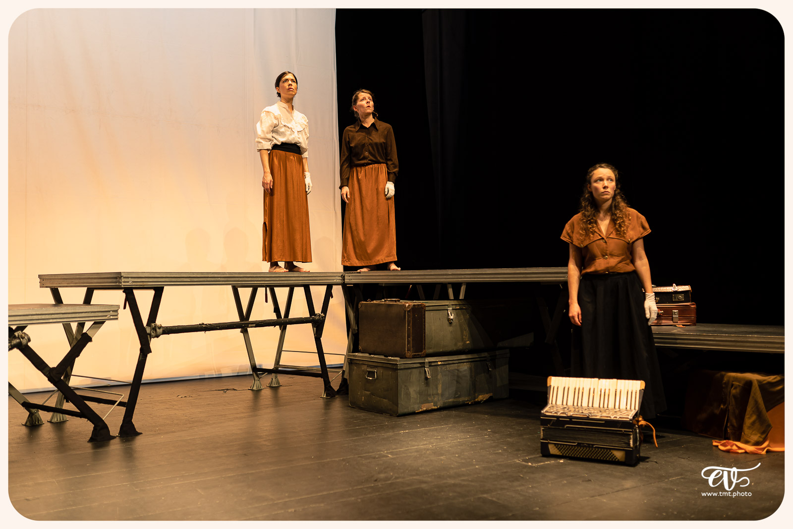 LA MESNIE H. - UN JOUR D'ÉTÉ